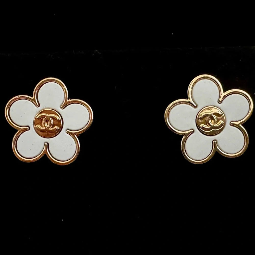 CHANEL GOLD FLOWER EARRINGS